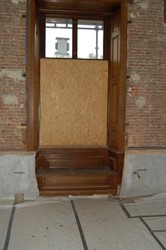<p>Bij de modernisering van de roedeverdeling van de vensters in de eerste helft van de 19e eeuw zijn de 18e-eeuwse blinden blijven zitten. De vensterbanken werden wel aangepast. </p>
